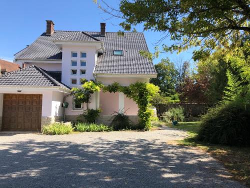 Lons-le-Saunier Apartment | La Maison, 4 appartements 3 étoiles climatisés au centre ville avec jardin proche du Parc et des Thermes