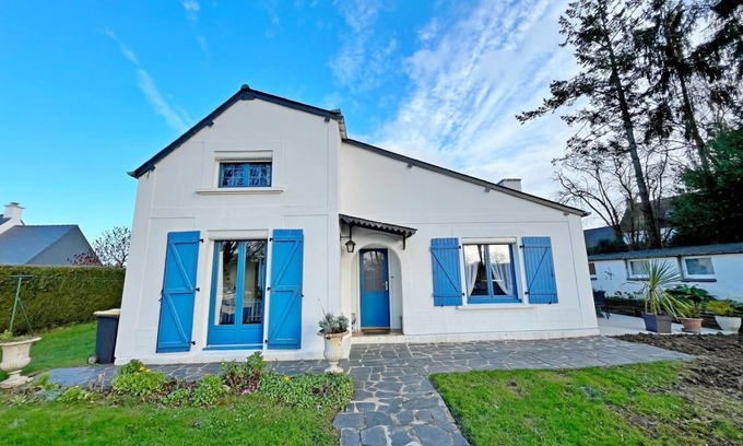 Montertelot House | La Maison aux Volets Bleus