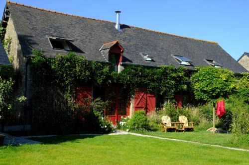 Parigne House | La Maison Jaune à la Janaie