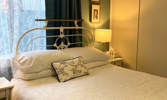 Wangaratta Bed & Breakfast | La Maison Rose - a French style garden retreat in the heart of Wangaratta