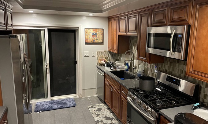 South Gate House | LA OC LGB Centrally Located Modern Townhouse
