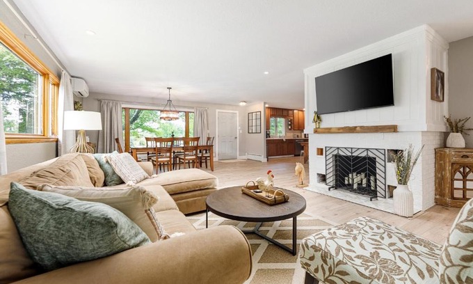 Williamsburg House | La Petite Ferme - Newly Renovated 3BDR Farmhouse - 6200