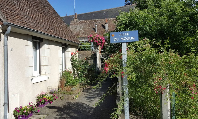 Amboise House | LA PETITE LUCETTE with its courtyard and troglo