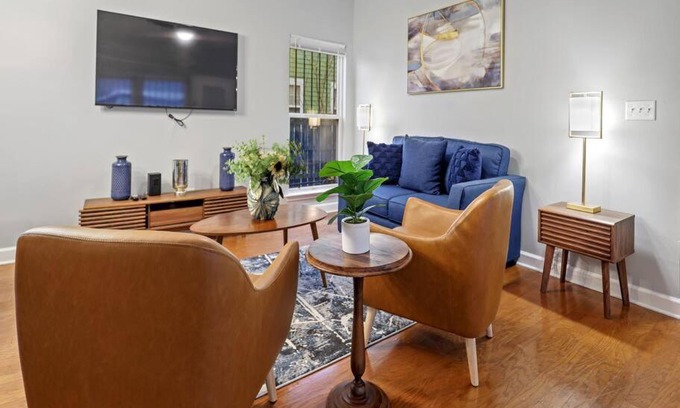 Uptown House | La Petite Maison of Woodlawn