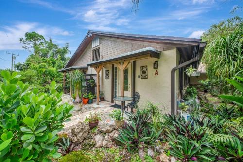 Lake Worth Bed & Breakfast | La Quiete Cove for One