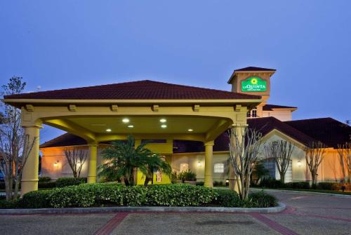 Terrace Park Hotel | La Quinta by Wyndham USF (Near Busch Gardens)