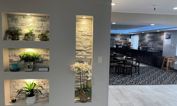 Springdale Hotel | La Quinta Inn and Suites by Wyndham Cincinnati North