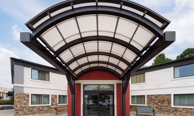 Williamsville Hotel | La Quinta Inn by Wyndham Buffalo Airport