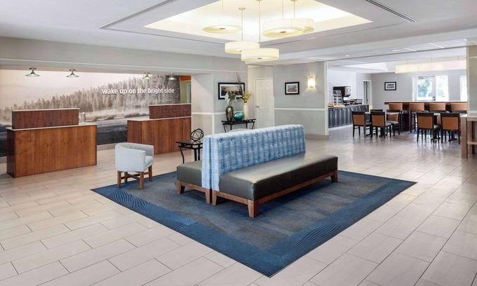 Greenacres Hotel | La Quinta Inn & Suites by Wyndham Bakersfield North