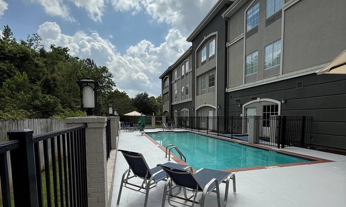 Broadmoor Hotel | La Quinta Inn & Suites by Wyndham Baton Rouge Denham Springs