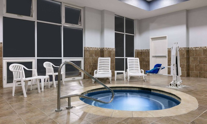 Burleson Hotel | La Quinta Inn & Suites by Wyndham Ft. Worth - Burleson