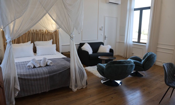 Vendres Bed & Breakfast | La Romantique, luxury suite with bathtub at Château La Vidalle