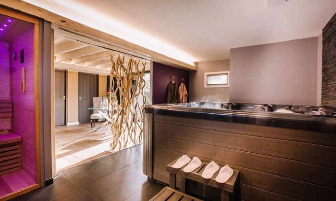 Argentre-du-Plessis Apartment | La Suite de l'Elixir - Love gite with spa and priv