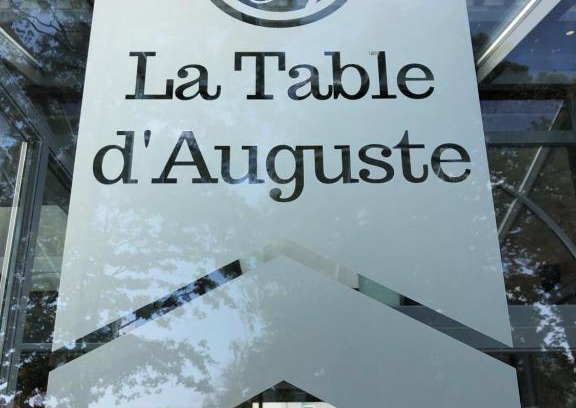 Dour Hotel | La table d’Auguste