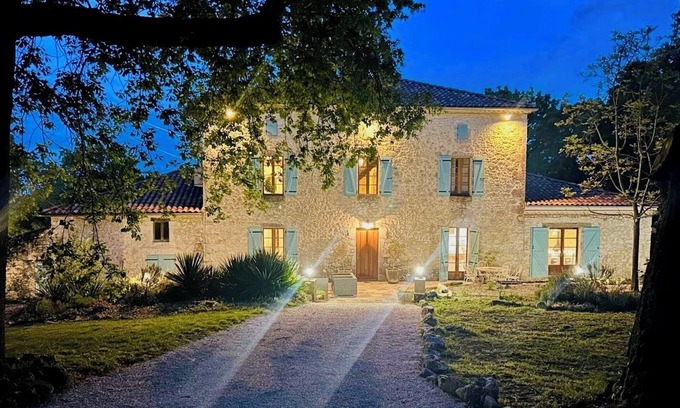 Massoules House | La Taillade: 7 bed country house in idyllic location with pool, hot tub and A/C