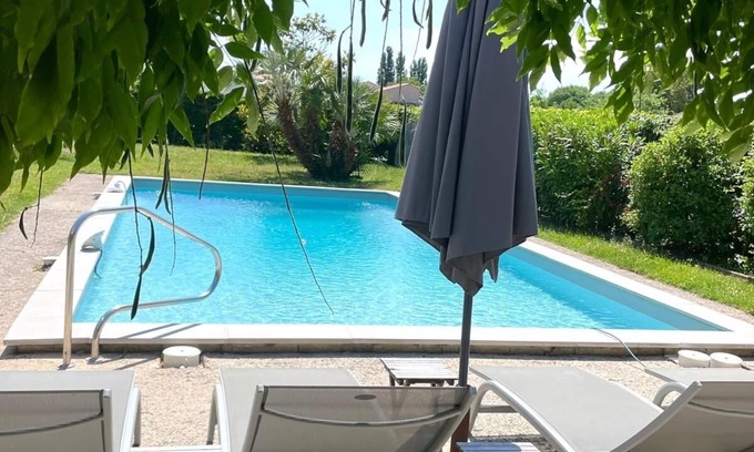 Breuillet House | La villa des fleurs à Breuillet - sleeps 8 - garden - swimming pool