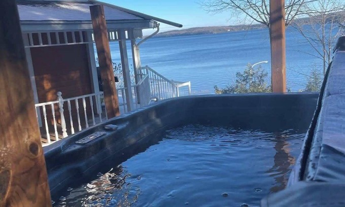 Potton Ski Chalet | Lac Memphremagog Waterfront - Spa - Le Mimosa