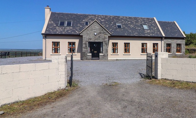 Murroogh Cottage | LACKAMORE, pet friendly, with a garden in Lahinch, County Clare