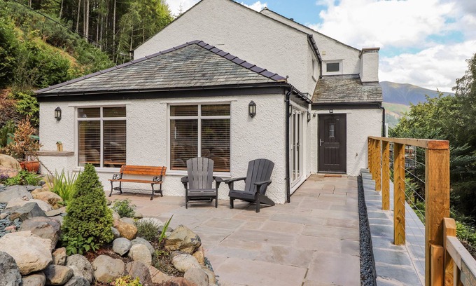 Thornthwaite Cottage | LADSTOCK COTTAGE, pet friendly, with a garden in Braithwaite