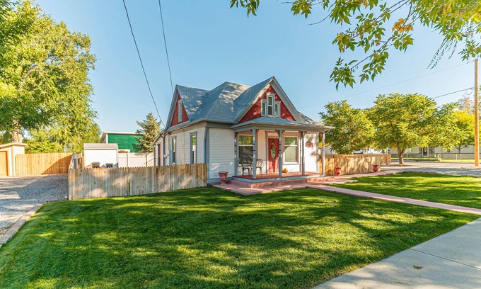 Fruita House | Ladybug I: Chic Comfort, Bikes & Fire Pit Fun