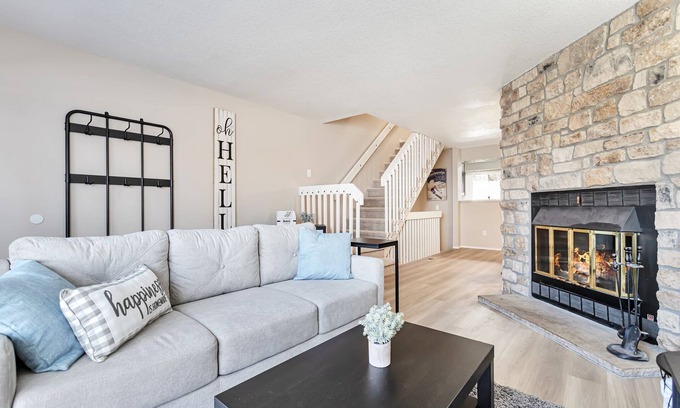 Lafayette House | Lafayette Townhouse Minutes from Good Samaritan Hospital