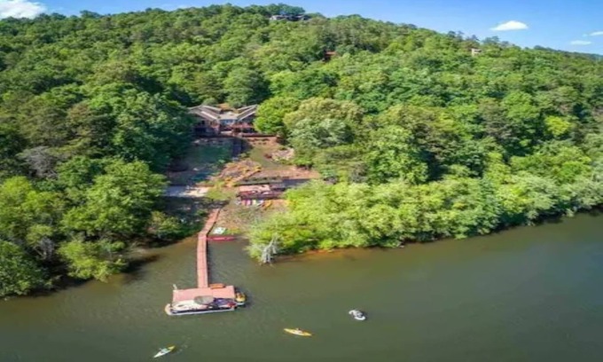 Hiawassee House | LAKE CHATUGE, Your own private resort, 9 Bdrm, Pickleball, Pool, Boat Rental