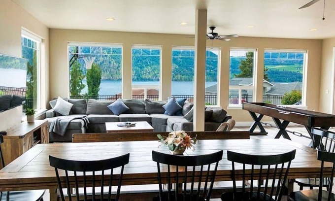 Manson House | Lake Chelan Views! Two Blocks to Manson! 3,100 SF!