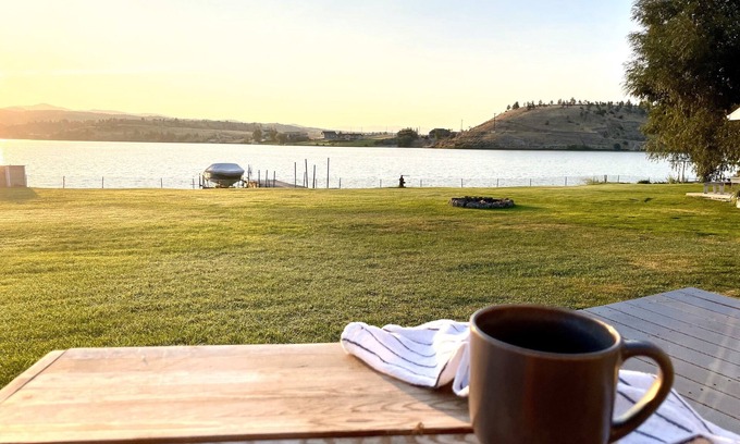 Helena House | LAKE ESCAPE - Waterfront Property