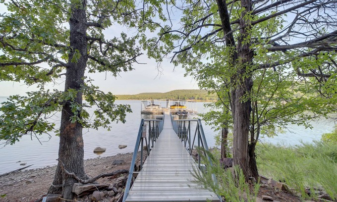 Hoyt Cabin | Lake Eufaula Retreat w/Boat Slip & Fireplace!