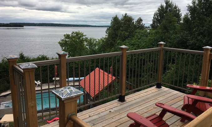 Harwood Ski Chalet | Lake front 3 bedroom 2 Storey Chalet, Sauna, Summer Heated Pool