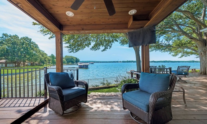 Enchanted Oaks House | Lake Front · 5 BR /Open Water /Boat Dock /Swimming Pool