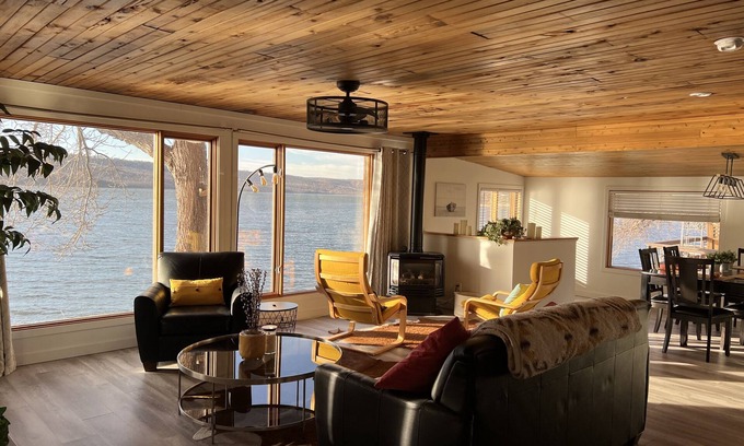 Melville Beach Cabin | Lake front cabin on the water