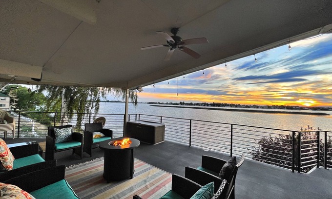 Moses Lake House | Lake Front home w/Dock & Boat Launch ✨ Closer to the Sun Lake House