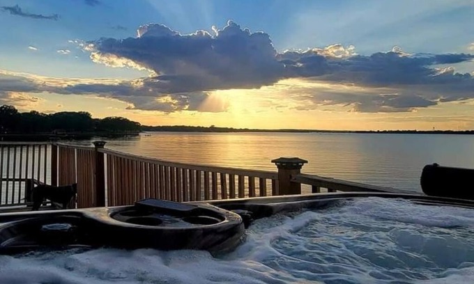 Dogwood House | Lake Front Lake House Paradise!