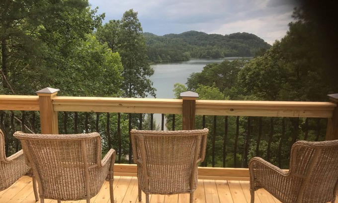 Vonore Cabin | Lake Front Lodge With Beautiful Lake Views And 5 Bedrooms And 5 Bathrooms.