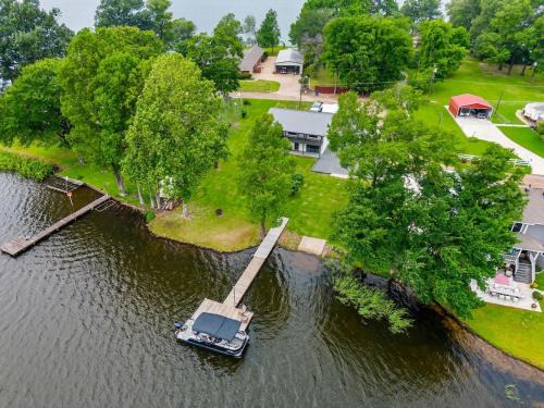 Lone Star House | Lake Front Luxury Fire Pit, Boat Ramp, Grill