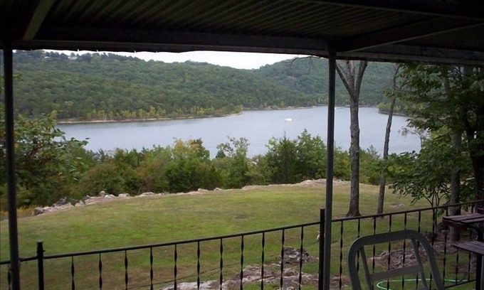 Lampe House | Lake Front Vacation Home Located on Table Rock Lake