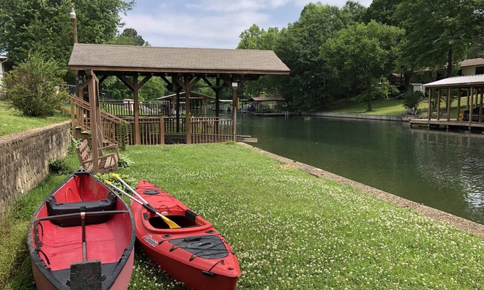 Mid America House | Lake Hamilton Canal W/hot tub 3/2 Home - w/Canoe & Kayaks!