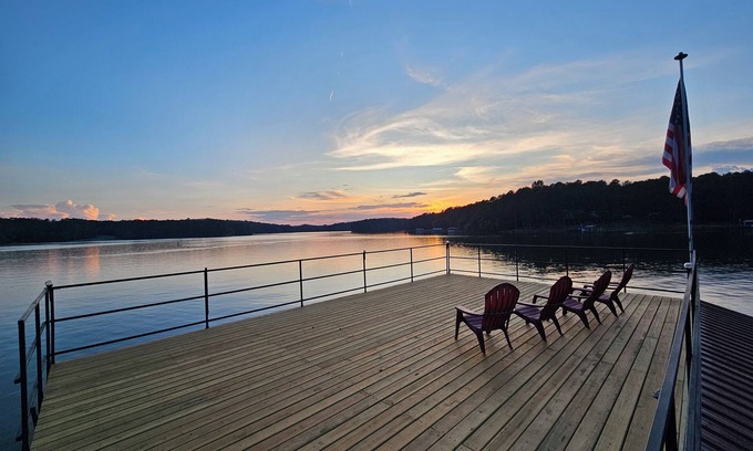 Westminster House | Lake Hartwell House-Dog Friendly-Hot Tub-Private 2 Slip Double Decker Dock