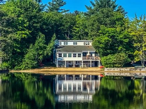 The Bays House | Lake Home with Private Beach and Hot Tub