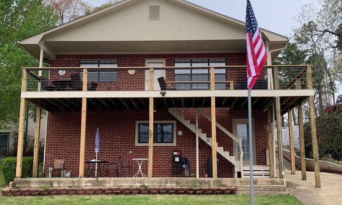 Piney House | Lake House in Hot Springs with newly remodeled deck on Lake Hamilton