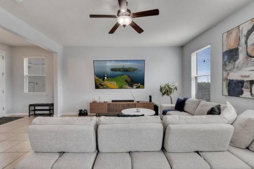 Florida Center North Villa | Lake House Near Universal Studios