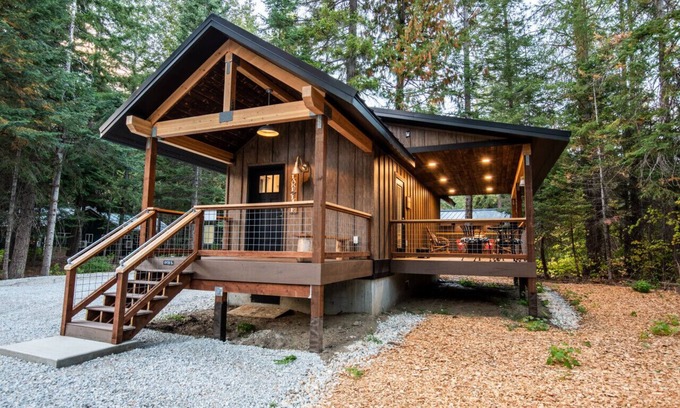 Leavenworth House | "Lake House" tiny cabin near Lake Wenatchee with HOT TUB