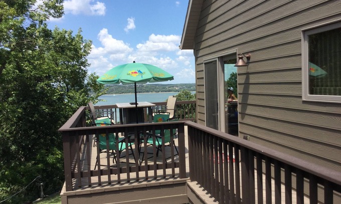 Crofton House | Lake house with spectacular lake view