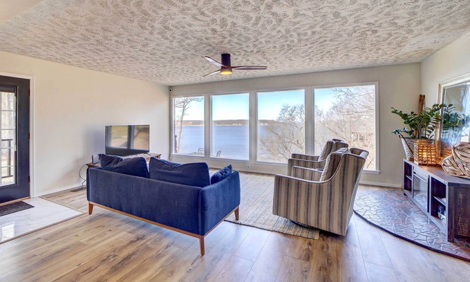 Locust Grove Cabin | Lake Hudson Home w/Patio in Locust Grove