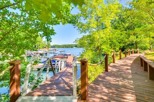 Six Mile House | Lake Keowee Access Idyllic Six Mile Cabin!
