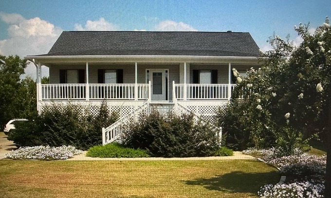 Summerton House | Lake Marion FRONT Home. Goat Island/Summerton. Private dock & ramp. Sleeps 12!