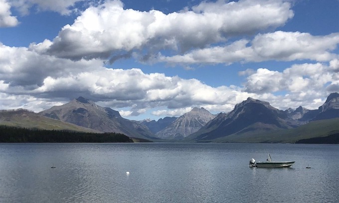 Agpar Apartment | Lake McDonald View Cabin on the shores of Lake McDonald