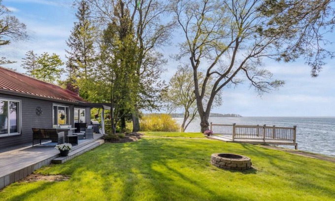 Williamson House | Lake Ontario Beauty! Sleeps 4!