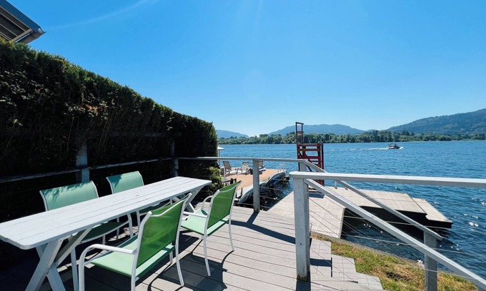 Issaquah House | Lake Sammamish Waterfront Bungalow
